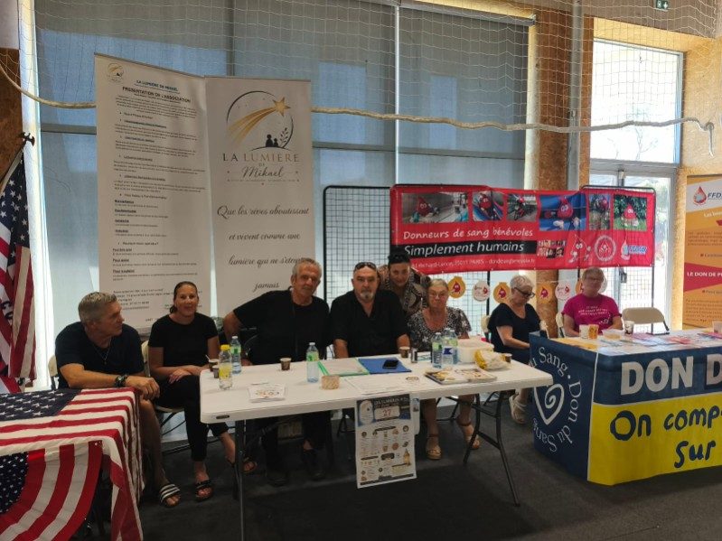 L'équipe de La Lumière de Mikael au stand de la journée des associations